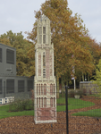 908500 Afbeelding van de 5,63 meter hoge replica van de Domtoren op het terrein van de gemeentelijke kantoren aan de ...